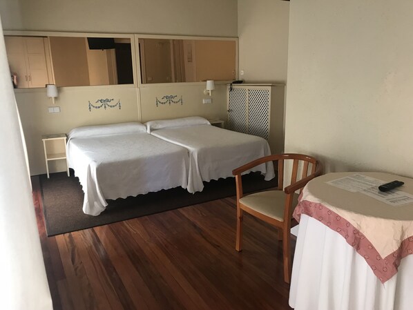 Cots/infant beds, rollaway beds