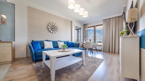 Apartment B 605 Sea View | Área de estar | TV de tela plana