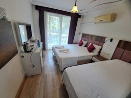 Chambre familiale | Minibar, coffre-fort, bureau, système d’insonorisation