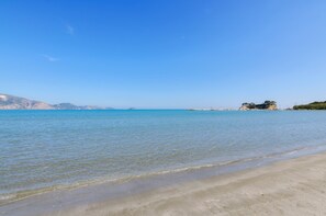 Plage, chaises longues, parasols