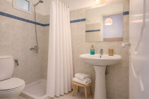 Studio, Sea View | Bathroom | Shower, free toiletries, hair dryer, towels