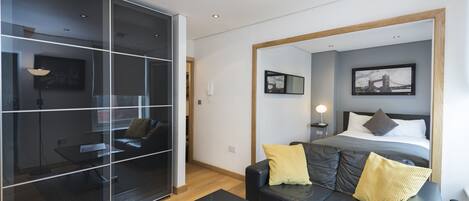 Apartment | Living room | Flat-screen TV