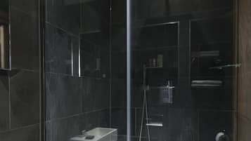 Appartement | Badkamer | Een douche, gratis toiletartikelen, een haardroger, handdoeken