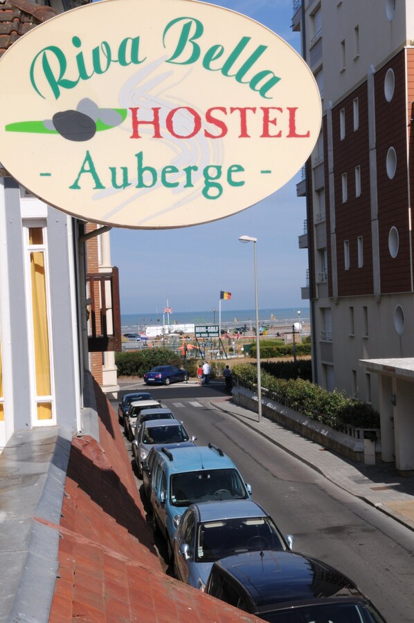 A hostel sign with "Riva Bella" and "Auberge" written on it. - Auberge Riva Bella - Hostel (Le Touquet-Paris-Plage)