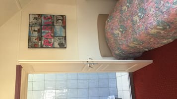 Shared Room, Private Bathroom | Individually decorated, individually furnished, soundproofing