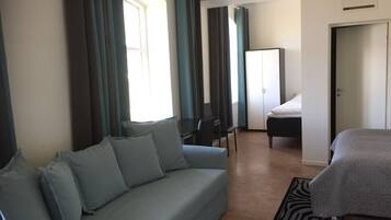 Suite familiar, baño privado, vistas al lago | Escritorio, camas supletorias, wifi gratis y ropa de cama