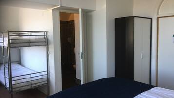 Familjesvit - privat badrum - sjöutsikt | Skrivbord, extrasÀngar, gratis wi-fi och sÀngklÀder