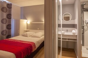Artículos de higiene personal gratuitos, secador de pelo y toallas