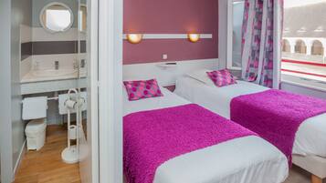 Habitación con 2 camas individuales | Baño | Amenidades de baño gratuitas, secadora de cabello, toallas