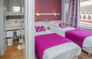 Twin Room | Bathroom | Free toiletries, hair dryer, towels