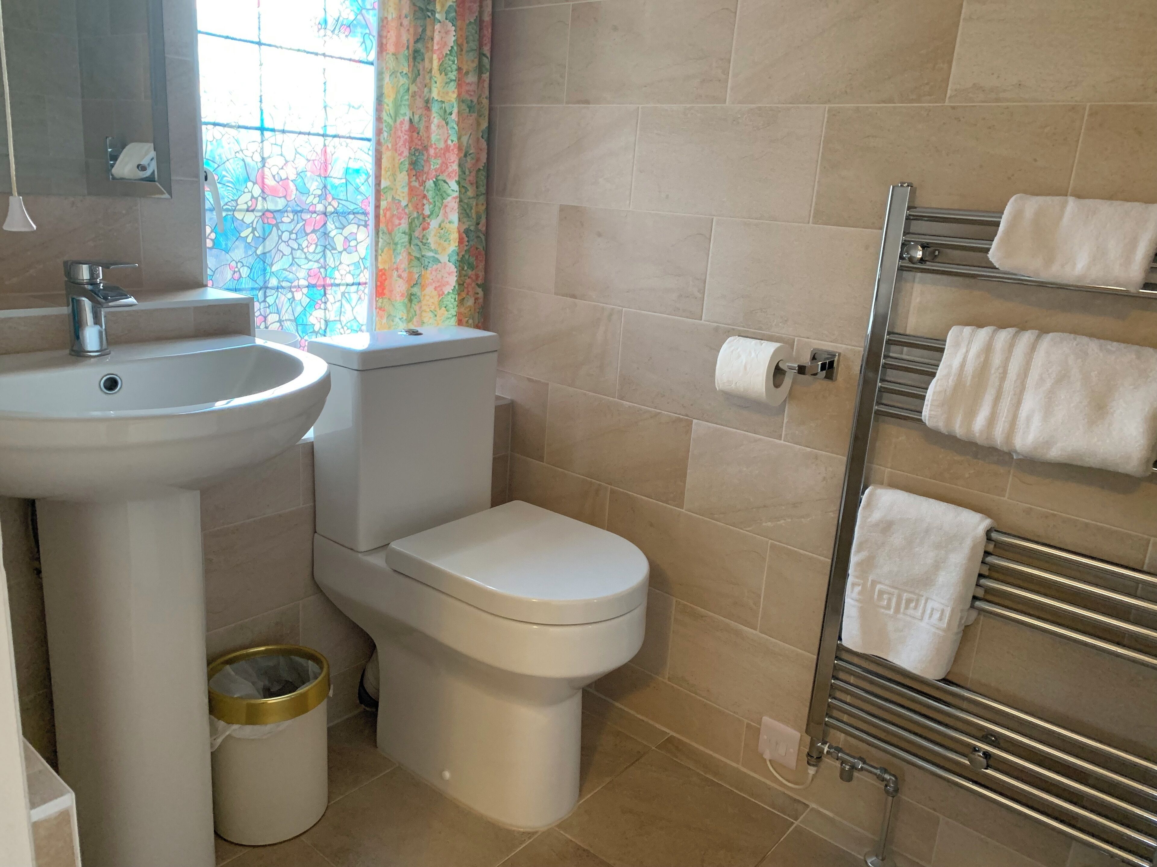 Kamar Double Comfort | Kamar mandi | Shower, perlengkapan mandi gratis, pengering rambut, dan handuk