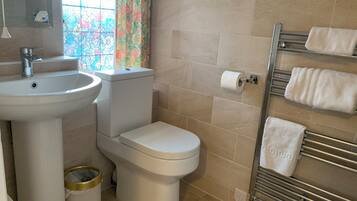 Kamar Double Comfort | Kamar mandi | Shower, perlengkapan mandi gratis, pengering rambut, dan handuk