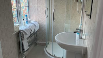 Habitación familiar doble | Baño | Ducha, artículos de higiene personal gratuitos y secador de pelo