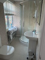 Family Tek Büyük Yataklı Oda | Banyo | Duş, ücretsiz banyo/kozmetik ürünleri, saç kurutma makinesi, havlu 