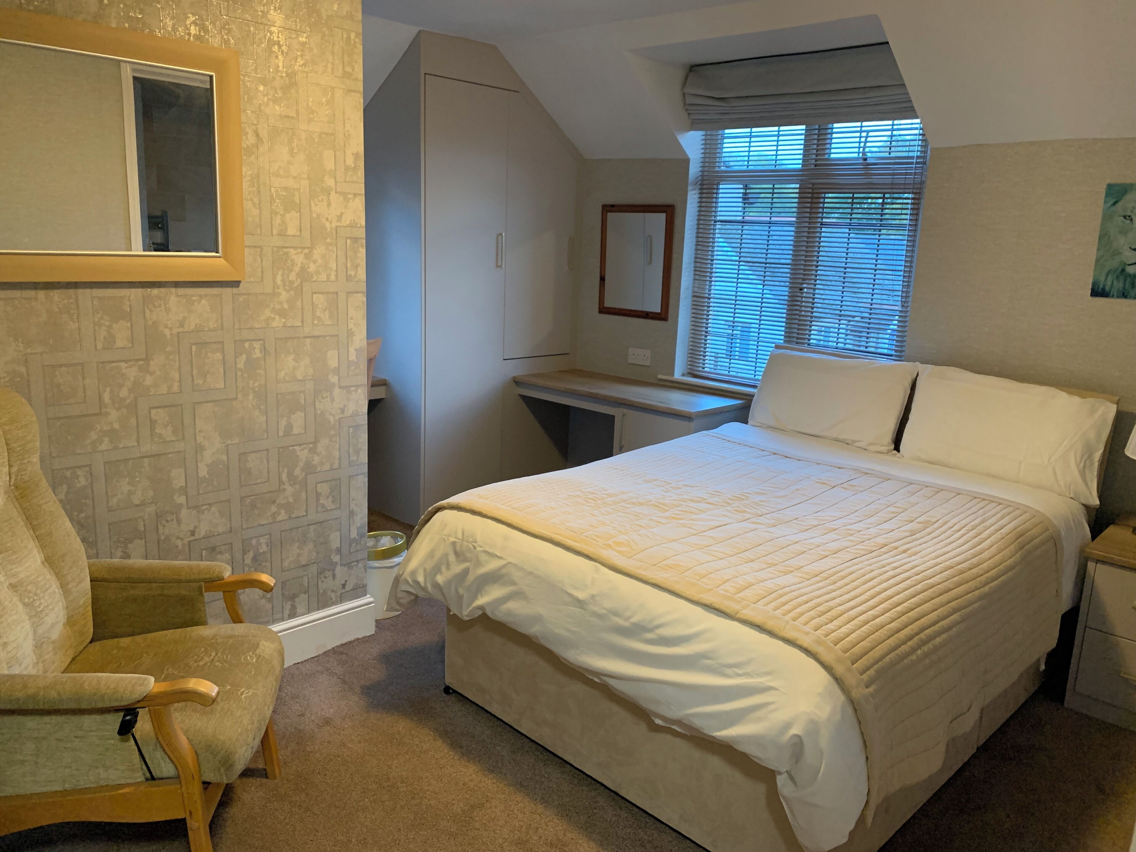 1 habitación, decoración personalizada, muebles diferentes y escritorio 