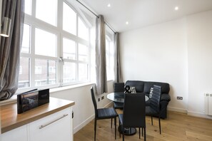 Apartament | Zona de menjador de l'habitació