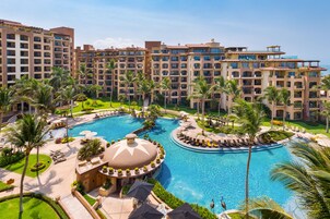 2 piscinas externas, guarda-sóis, espreguiçadeiras