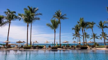 2 Außenpools, Sonnenschirme, Liegestühle