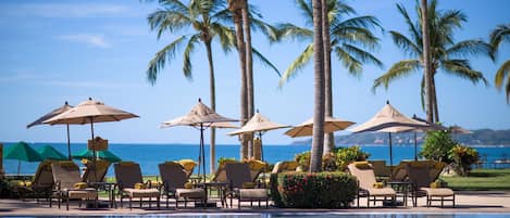 2 piscines extérieures, parasols de plage, chaises longues