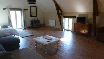 Deluxe Suite | Ruang tamu | TV skrin rata