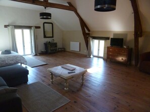 Deluxe Suite | Living area | Flat-screen TV - Le Moulin de Cors (Oulches)