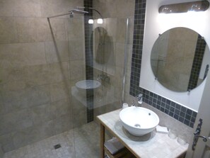 Deluxe Suite | Bathroom | Shower, rainfall showerhead, free toiletries, hair dryer