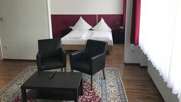 Dreibettzimmer | Schreibtisch, kostenloses WLAN, Bettwäsche