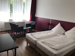 Single Room | Desk, free WiFi, bed sheets - Garni Hotel Lore (Hamburg)