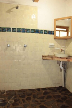 Cabin | Bathroom | Shower, free toiletries