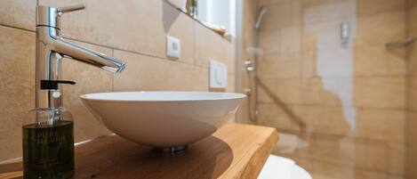 Habitación empresarial individual | Lavabo en el baño