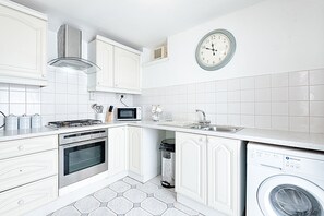 ハウス 4 ベッドルーム | 専用キッチン | 大型冷蔵庫、電子レンジ、オーブン、コンロ