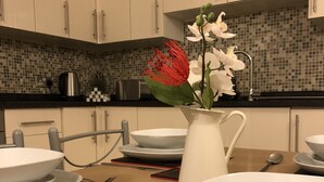 Refrigerador con freezer, microondas, horno, placa de cocina