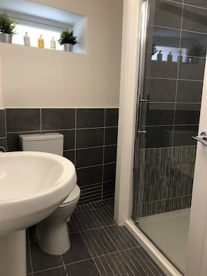 Apartment, 2 Schlafzimmer | Badezimmer | Dusche