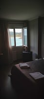 Quarto casal | Escrivaninha, cortinas blackout, individualmente decorados