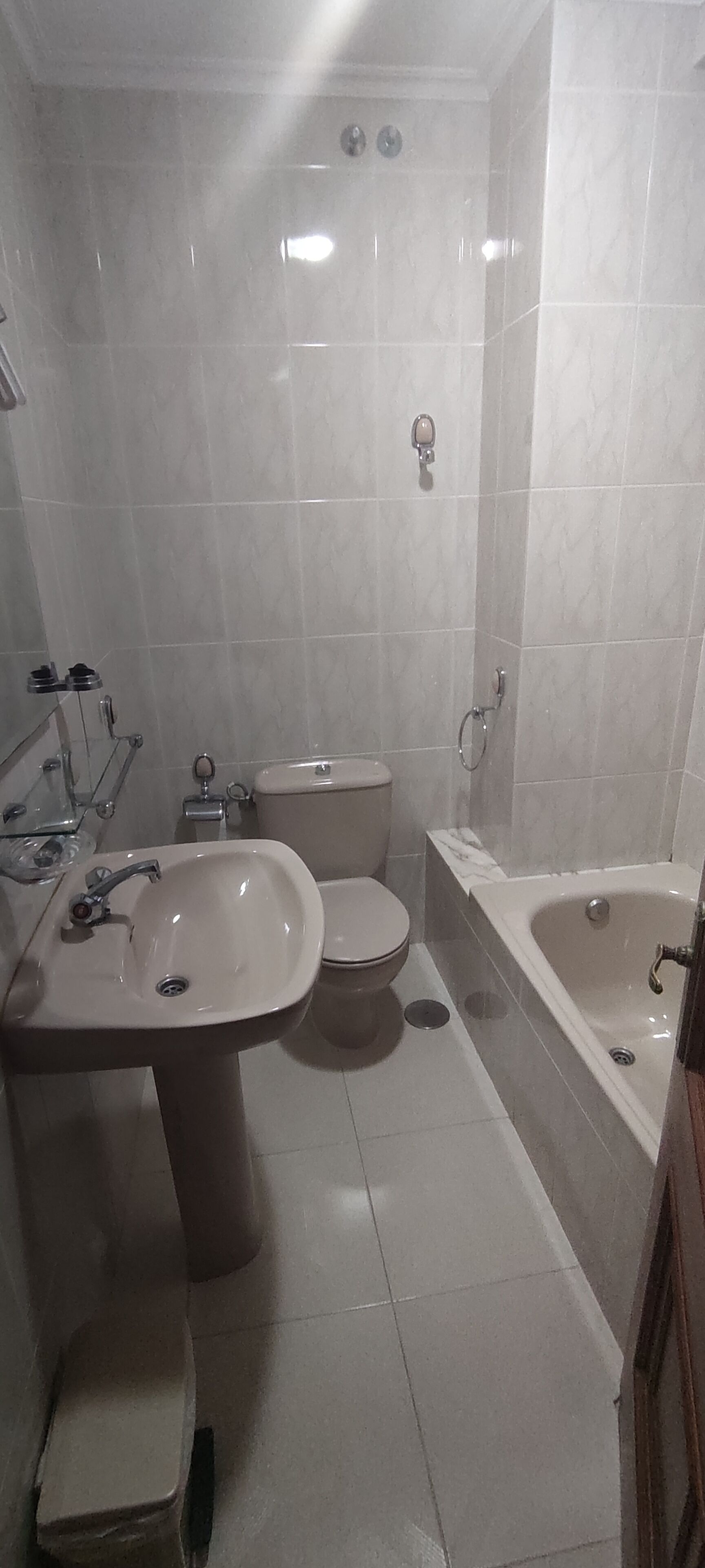 Een diep bad, een regendouche, gratis toiletartikelen, handdoeken