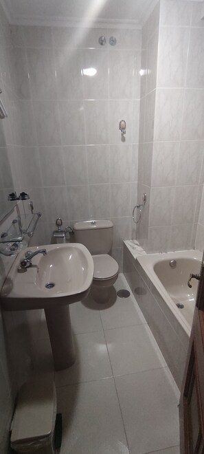 Bañera profunda y cabezal de ducha tipo lluvia