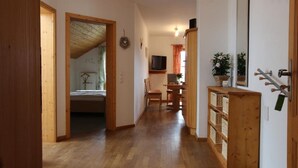 Apartment, Balcony (Veilchen ) | In-room safe, cribs (free), rollaway beds (free), WiFi (free) - Ferienhof Off (Sindelsdorf)