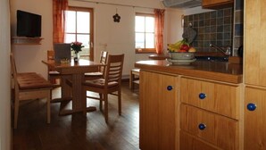 Apartment, Balcony (Veilchen ) | In-room safe, cribs (free), rollaway beds (free), WiFi (free) - Ferienhof Off (Sindelsdorf)