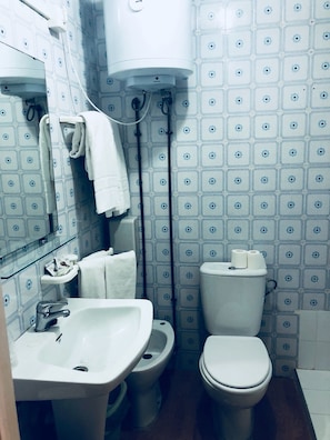 Einzelzimmer | Badezimmer | Komfortbadewanne, Regendusche, kostenlose Toilettenartikel, Haartrockner