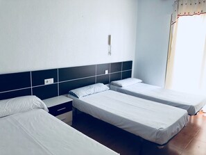 Dreibettzimmer | Kostenloses WLAN, Bettwäsche