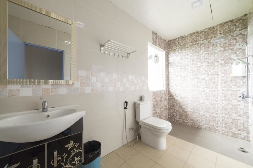 Ein Badezimmer mit Waschbecken, Toilette und Duschbereich.