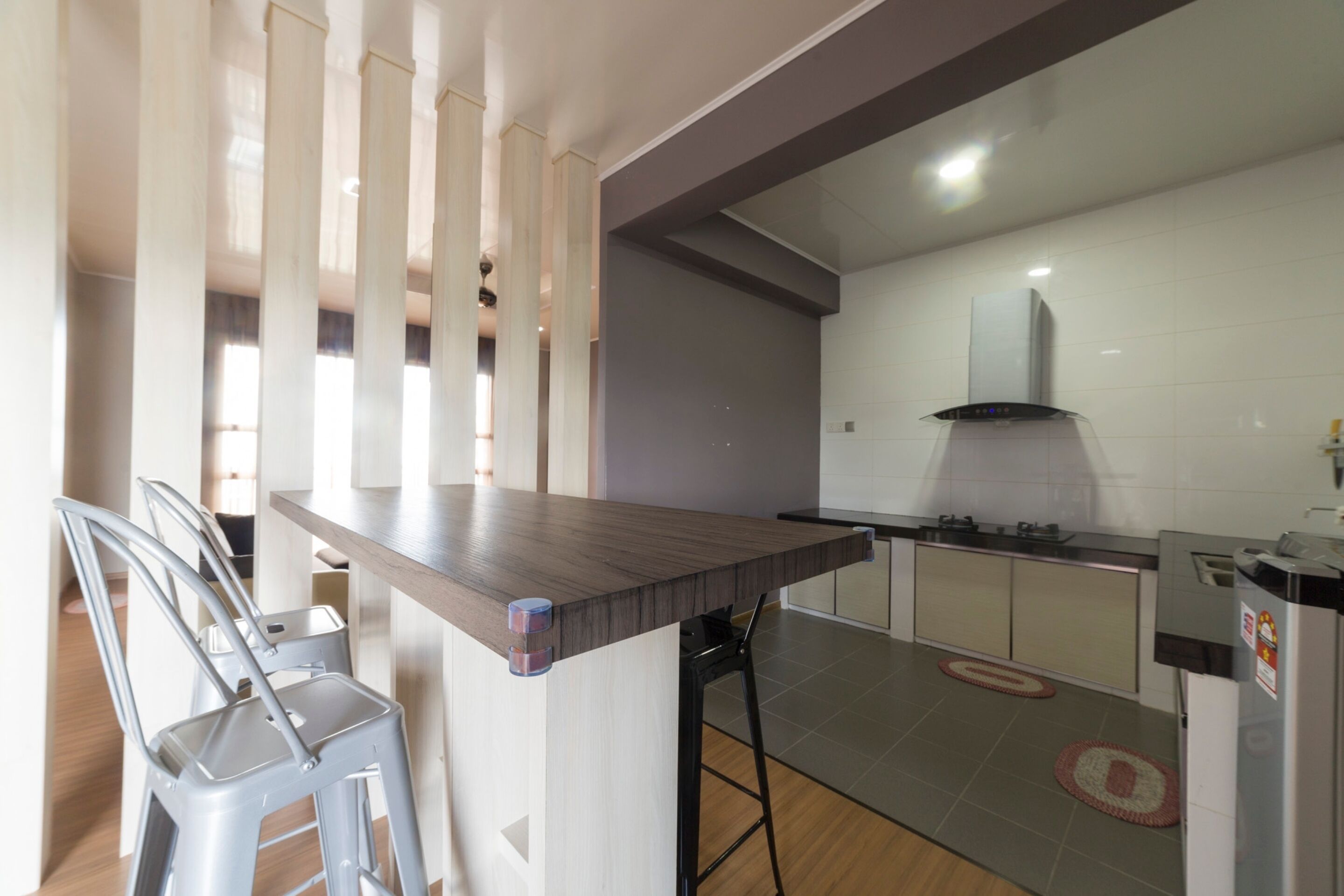 Una cocina moderna con encimera de madera, electrodomésticos de acero inoxidable y estufa integrada.