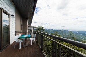 Habitación cuádruple Confort, varias camas, vistas a la ciudad | Terraza o patio
