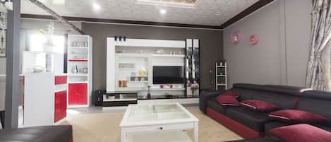 Comfort Villa, 3 Bedrooms | Living room
