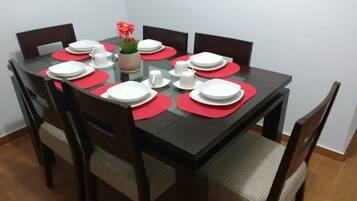 Apartment, 3 Bedrooms | In-room dining