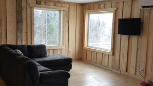 Alpehytte – panorama, flere senger, elveutsikt, over vannet | Oppholdsrom | Flatskjerm-TV