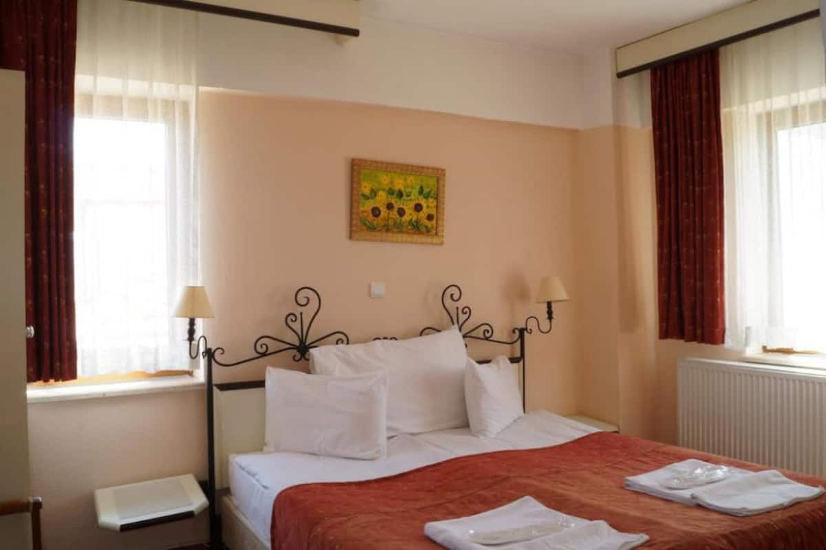 Suite | Minibar, in-room safe, iron/ironing board, free WiFi