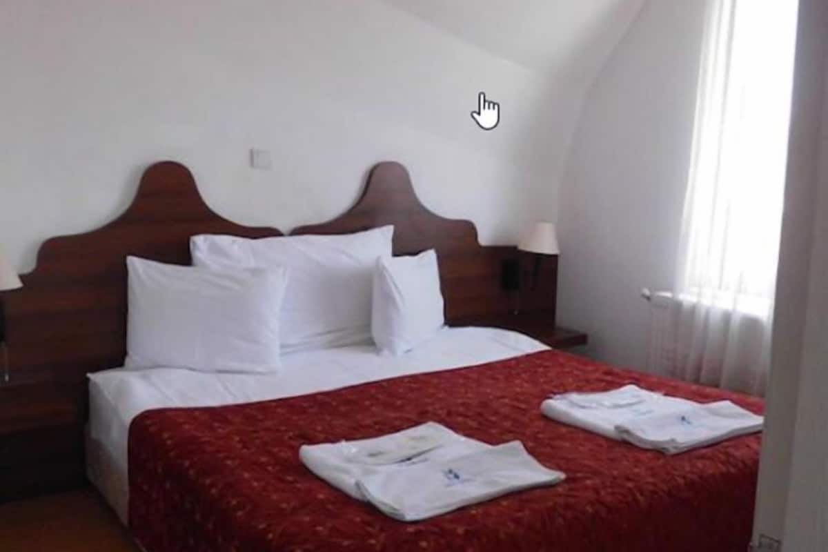 Standard Room | Minibar, in-room safe, iron/ironing board, free WiFi