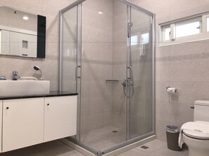 Neljän hengen classic-huone, esteetön, piha-alue | Kylpyhuoneen mukavuudet | Ilmaiset hygieniatuotteet, hiustenkuivaaja, tohvelit, pyyhkeet