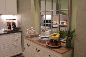 Free daily buffet breakfast  - Aitna B&B (Catania)